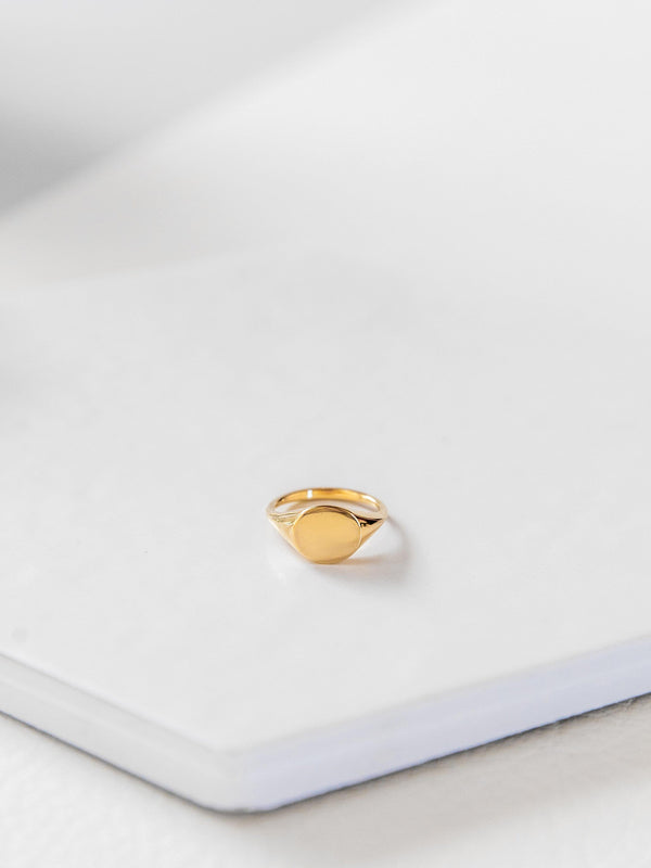 STUDIYO Jewelry Ring Petite Signet Ring | Dainty Circle Signet Ring